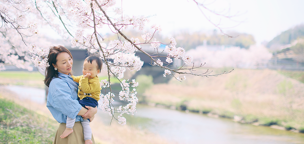 春限定の桜の下で撮影する家族写真ファミリーフォト&ムービー